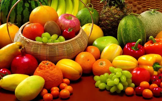 Variedad de frutas y verduras frescas en una canasta